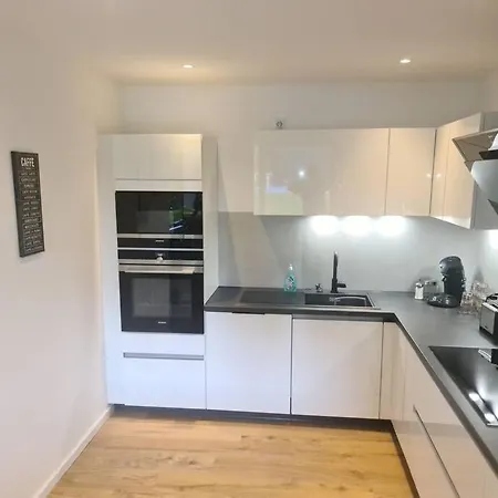 Kernsan. Souterrain-wohnung 60qm Mit Pool Blick Apartment *